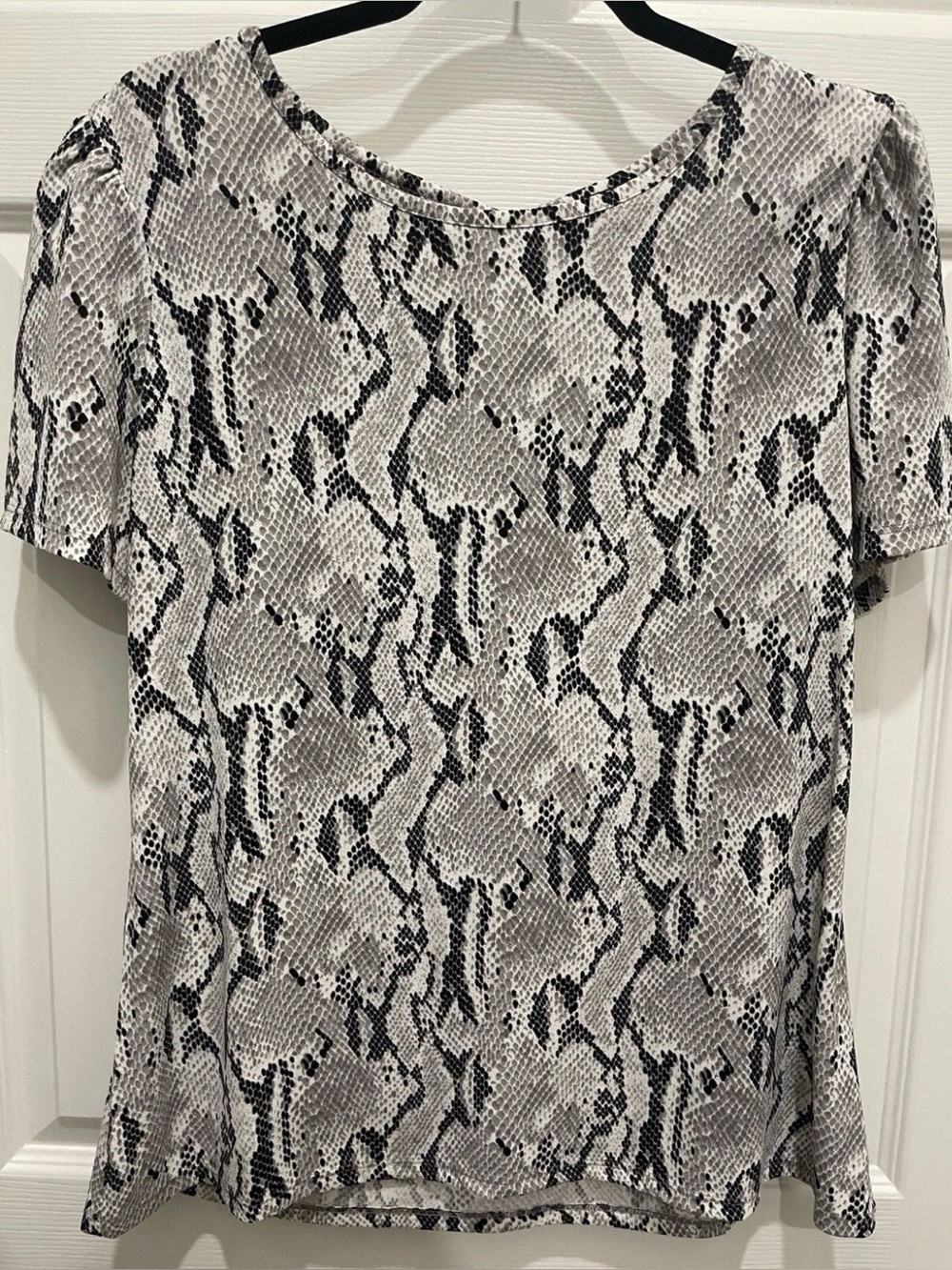Express Women’s Short Sleeve Snake Print Top - Grey